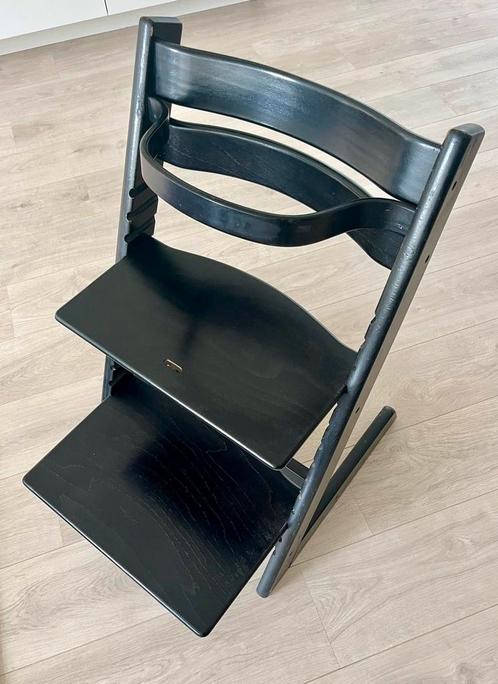 Tripp Trapp stoel – zwart glanslak, Kinderen en Baby's, Kinderstoelen, Zo goed als nieuw, Meegroeistoel, Ophalen
