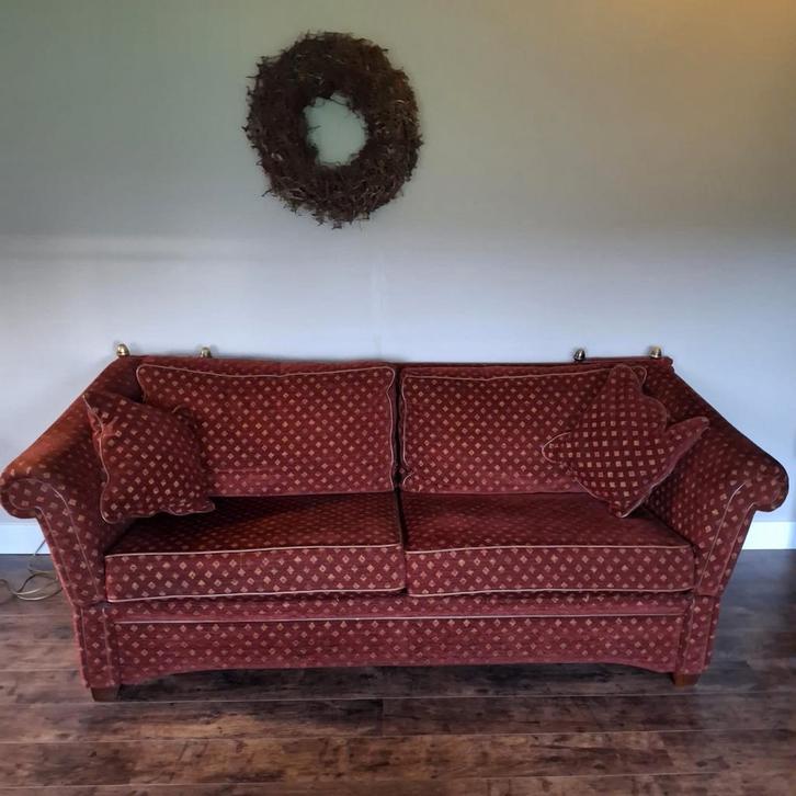 Kasteelbank - Stijlvolle bordeaux rode bank, Huis en Inrichting, Banken | Bankstellen, Rechte bank, 200 tot 250 cm, Stof, Ophalen