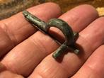 Bodemvondst Romeinse versierde Boog FIBULA mantelspeld !!, Antiek en Kunst, Verzenden, Brons