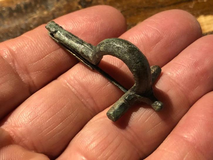 Bodemvondst Romeinse versierde Boog FIBULA mantelspeld !!, Antiek en Kunst, Antiek | Koper en Brons, Brons, Verzenden