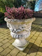 Betonnen plantenbak met leeuwenkoppen en winterheide, Tuin en Terras, Ophalen of Verzenden, Gebruikt