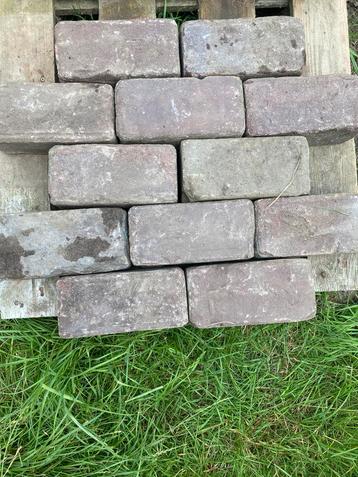 Oud gebakken klinkerkeien (40m2) uiterlijk 9 aug. ophalen. beschikbaar voor biedingen