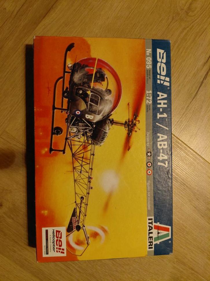 Italeri Bell AH-1 / AB-47 Helikopter Bouwpakket 1:72, Hobby en Vrije tijd, Modelbouw | Vliegtuigen en Helikopters, Zo goed als nieuw