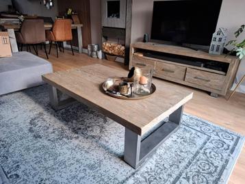 Mooie robuuste salontafel in hele nette staat. beschikbaar voor biedingen