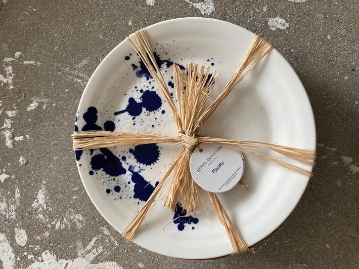 Royal Doulton Pacific borden, Huis en Inrichting, Keuken | Servies, Nieuw, Bord(en), Overige stijlen, Porselein, Ophalen