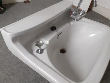 Een klassieke jaren 50 wastafel. beschikbaar voor biedingen