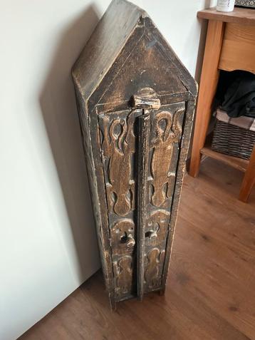 Houten  Hoekvitrinekast beschikbaar voor biedingen