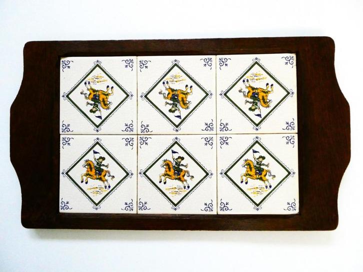 Dienblad tegeltableau vlaggendrager vaandeldrager vlag, Antiek en Kunst, Antiek | Wandborden en Tegels, Ophalen of Verzenden