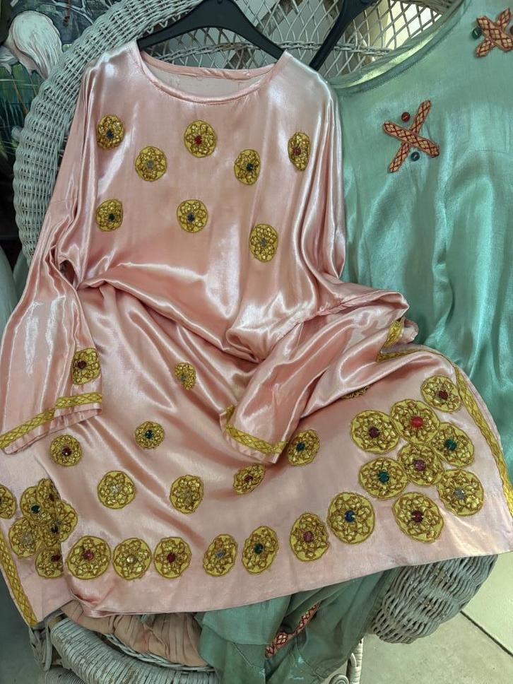 2 Antieke theater jurken met glazen steentjes prinsessen, Antiek en Kunst, Antiek | Kleding en Accessoires, Dames, Verzenden