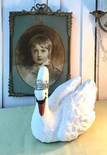 Kunststof zwaan met kroontje en Frans fotokader  beschikbaar voor biedingen