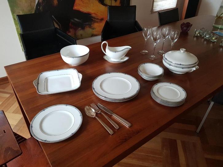 Amherst Wedgewood met evt 4 wijnglazen en zilveren bestek, Verzamelen, Porselein, Kristal en Bestek, Zo goed als nieuw, Overige typen