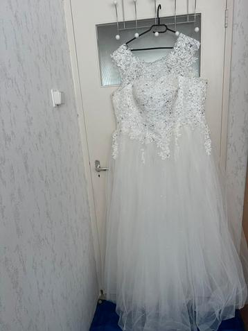 Wedding dress 48-52 beschikbaar voor biedingen