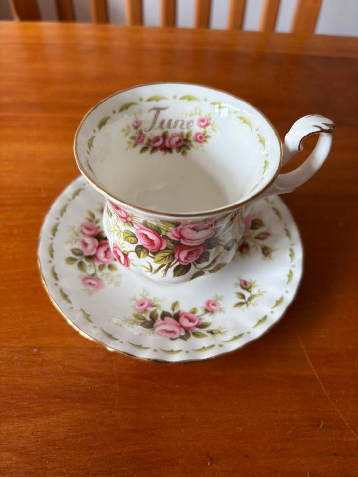 Royal Albert kop en schotel March June en July, Verzamelen, Porselein, Kristal en Bestek, Zo goed als nieuw, Kop en/of schotel