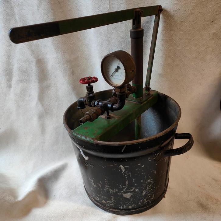 Vintage handpomp met manometer, Antiek en Kunst, Antiek | Gereedschap en Instrumenten, Ophalen of Verzenden