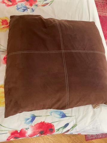 Groot suede zitkussen beschikbaar voor biedingen