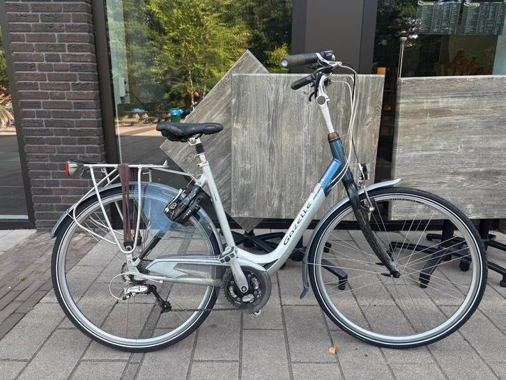 Nette Gazelle medeo lite Hybrid fiets 28 inch, Fietsen en Brommers, Fietsen | Dames | Sportfietsen en Toerfietsen, Zo goed als nieuw