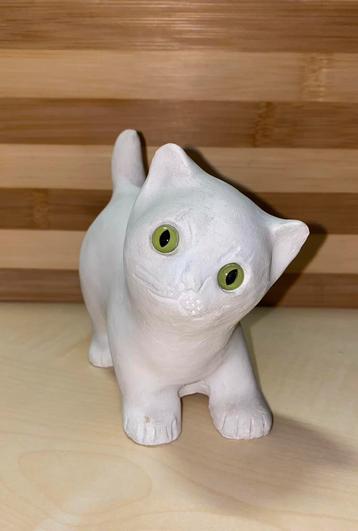 Schattige poesje voor in de baby kamer of als een decoratie beschikbaar voor biedingen