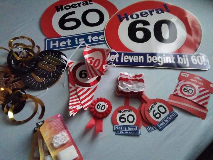 Feestartikelen voor verjaardag 60 jaar slinger button kaars, Hobby en Vrije tijd, Feestartikelen, Zo goed als nieuw, Versiering