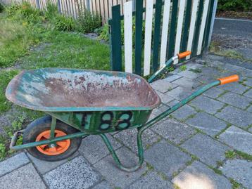 Sterke volledig ijzeren kruiwagen  beschikbaar voor biedingen