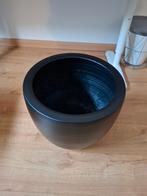Grote zwarte stenen bloempot, Steen, Rond, Binnen, Zo goed als nieuw
