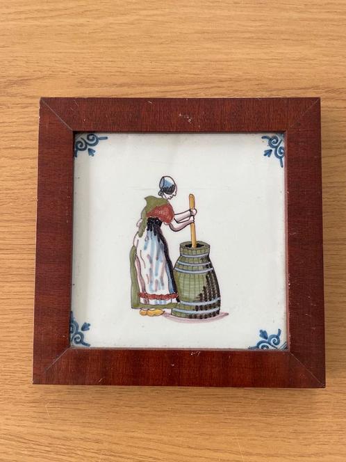 Makkum tegeltje in lijst (poetsvrouw), Antiek en Kunst, Antiek | Wandborden en Tegels, Ophalen of Verzenden