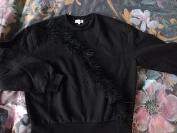 Zwarte trui met afneembaar nep bontje M/L beschikbaar voor biedingen