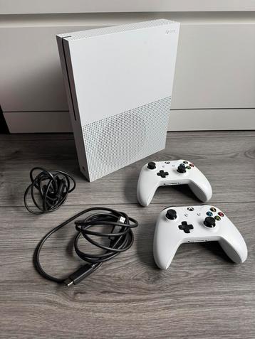 Xbox One S met 2 controllers  beschikbaar voor biedingen