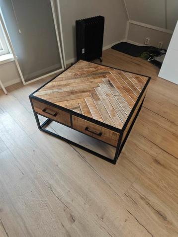Stoere Mangohout & Stalen Salontafel beschikbaar voor biedingen