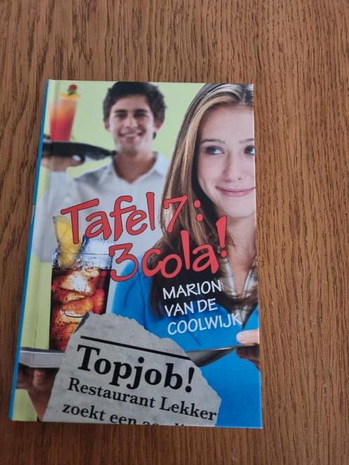 Marion van de Coolwijk - Tafel 7: 3 cola!, Boeken, Kinderboeken | Jeugd | 13 jaar en ouder, Zo goed als nieuw, Ophalen of Verzenden