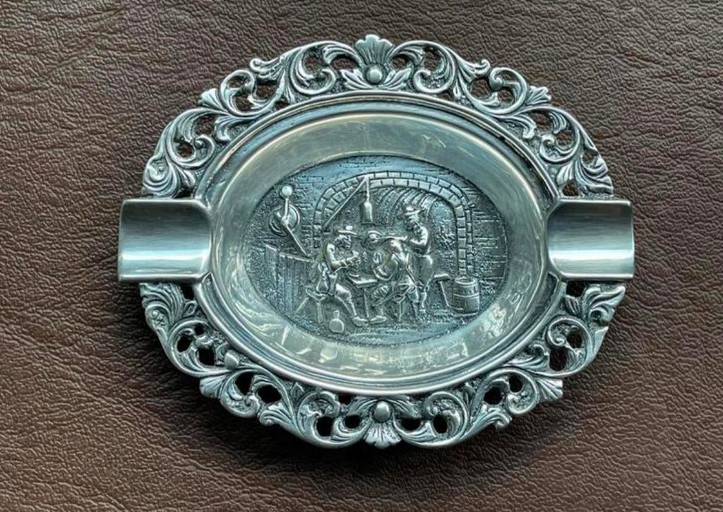 Klein verzilverd asbakje in reliëf, Antiek en Kunst, Ophalen of Verzenden, Zilver