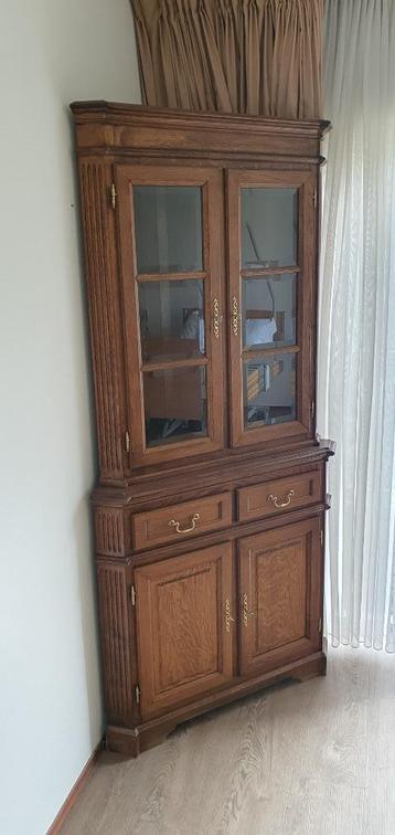 Klassieke houten hoekkast beschikbaar voor biedingen
