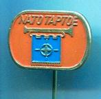 NATO Taptoe rood op koper speldje ( V_099 ), Verzenden, Nieuw, Merk, Speldje of Pin