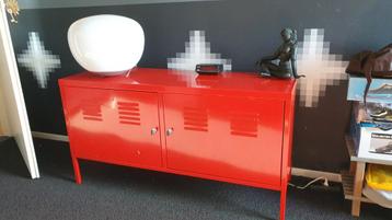Rode stalen lockerkast van Ikea beschikbaar voor biedingen