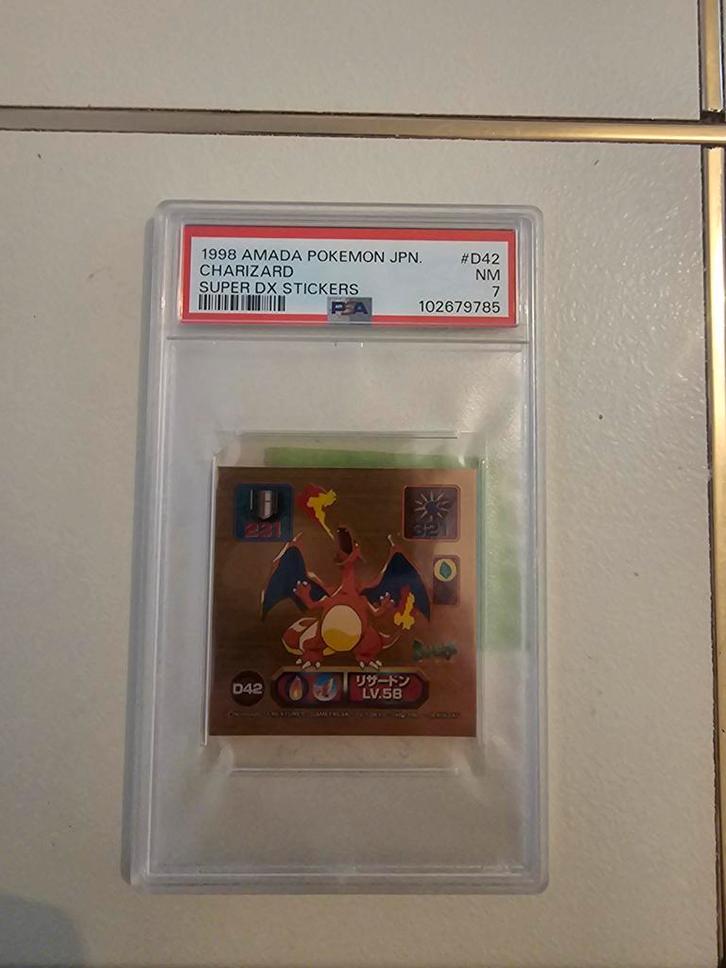 1998 Amada Pokemon Charizard DX Sticker PSA 7, Verzamelen, Speldjes, Pins en Buttons, Ophalen of Verzenden