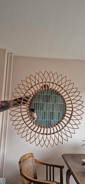 Zon spiegel rotan

ø76 cm beschikbaar voor biedingen