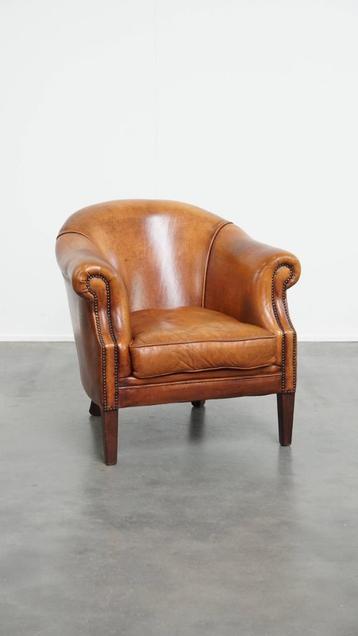 Comfortabele schapenleren clubfauteuil met prachtige kleuren beschikbaar voor biedingen