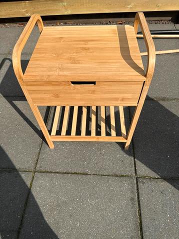 Houten bijzettafel met lade beschikbaar voor biedingen