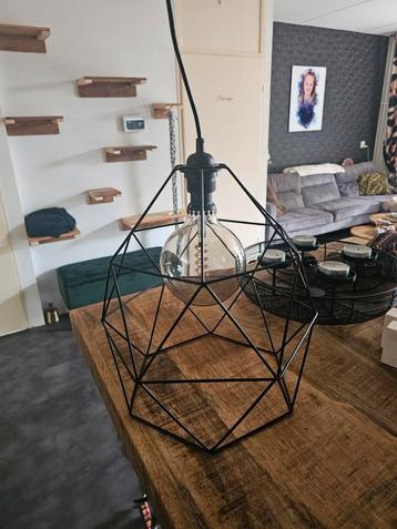 Zwarte metalen hanglamp met bol beschikbaar voor biedingen