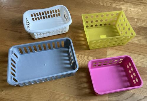 Mandjes kunststof stapelbaar 4 stuks diverse kleuren, Huis en Inrichting, Woonaccessoires | Schalen en Manden, Zo goed als nieuw