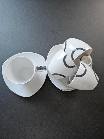 4 Kop en schotels, wit met zwarte accenten. beschikbaar voor biedingen
