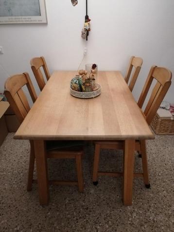 Eetkamertafel massief hout met 4 stoelen beschikbaar voor biedingen