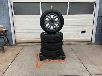 Nieuw.  Ford - Custom. Limited Zomerset. 215 - 60 - 17. beschikbaar voor biedingen