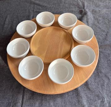 Blank houten draaiplateau met 8 schaaltjes voor hapjes beschikbaar voor biedingen
