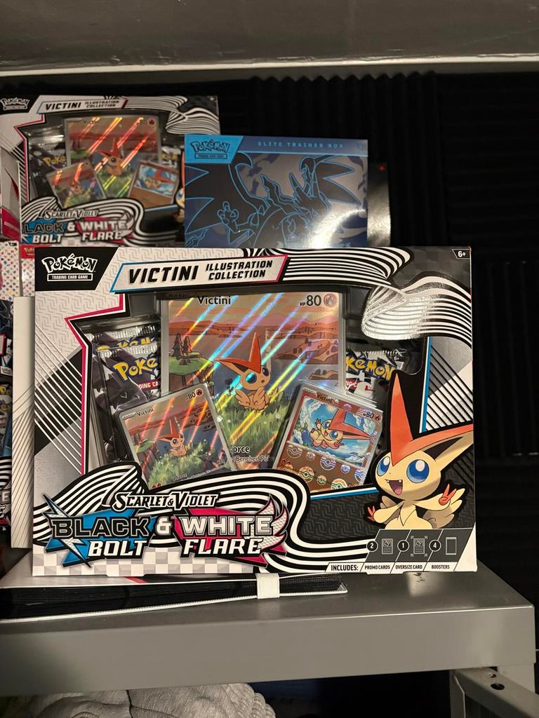 Victini Illustration Collection - Black & White Bolt Flare, Hobby en Vrije tijd, Gezelschapsspellen | Bordspellen, Een of twee spelers