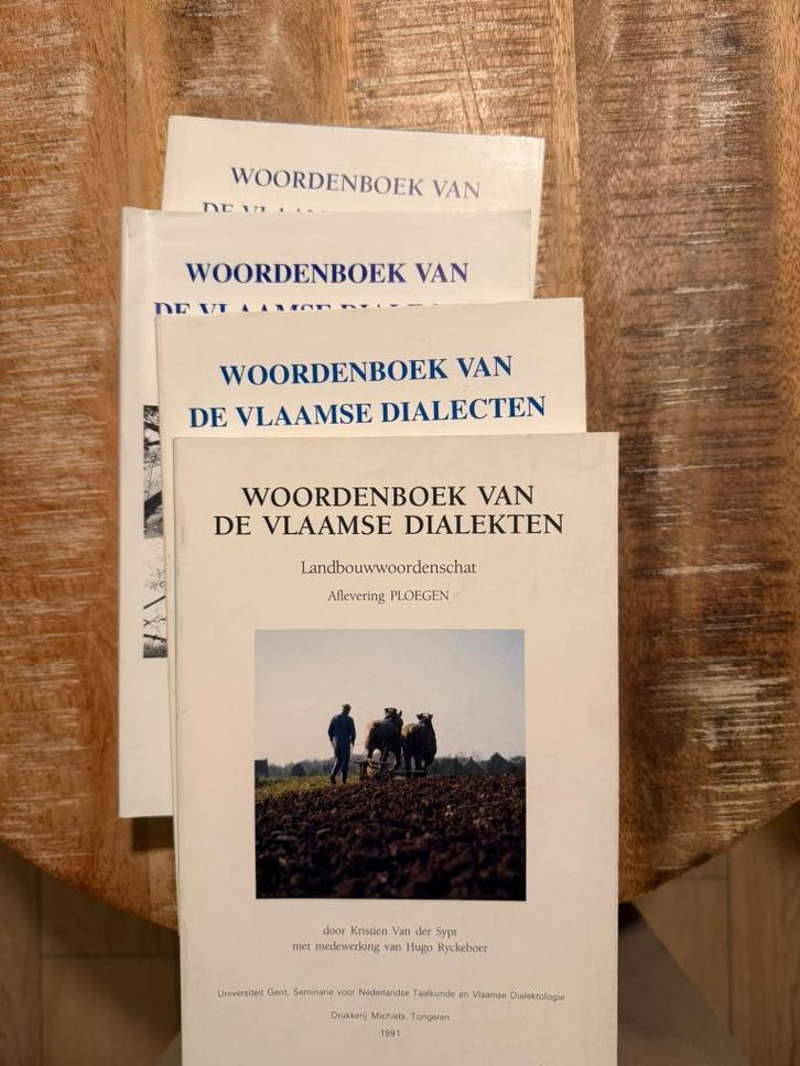 4 boeken uit de reeks: Woordenboek van de Vlaamse Dialecten, Boeken, Woordenboeken, Zo goed als nieuw, Nederlands, Overige uitgevers