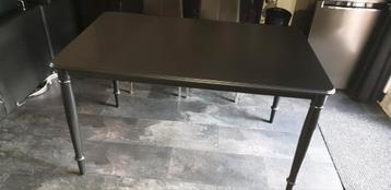 Zwarte tafel met elegante poten