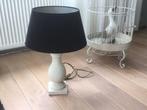Stenen lampenvoet met zwarte velvet kap, Huis en Inrichting, Lampen | Tafellampen, Ophalen, Zo goed als nieuw, 50 tot 75 cm