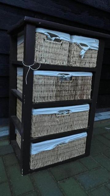 Te koop Kastje met rieten mandjes tweedehands beschikbaar voor biedingen