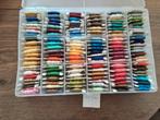 Doos dmc bobbins, m, Hobby en Vrije tijd, Borduren en Borduurmachines, Ophalen of Verzenden, Handborduren, Borduurgaren of Zijde