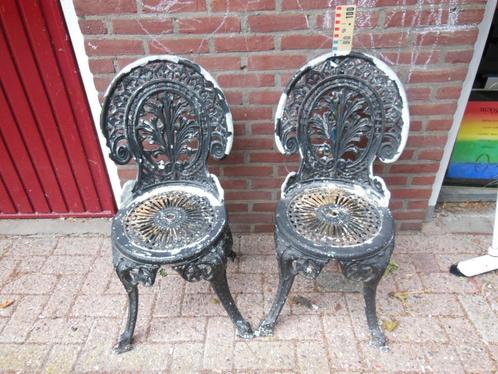 2  x  GIETIJZEREN TUINSTOELEN  KLASSIEK OPKNAPPERS  ,, Tuin en Terras, Tuinstoelen, Gebruikt, Metaal, Ophalen of Verzenden